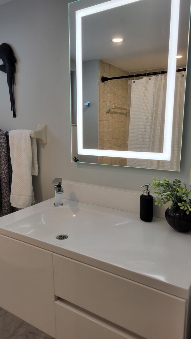 Building Photo - Annual turnkey furnished renovated 2/2 con...