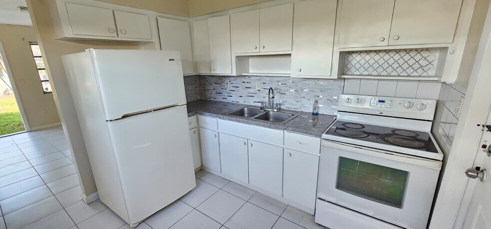 Building Photo - 4117 SW 24th St