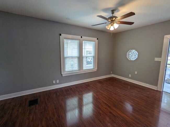 Building Photo - Beautifully updated 2 bedroom house!