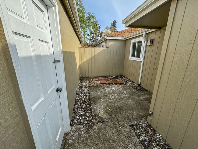 Building Photo - ANNETTE372-374