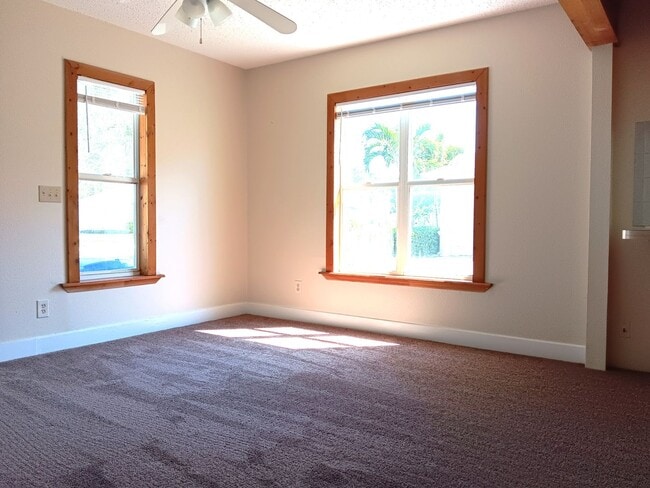 Building Photo - 2/1 bungalow in north St Pete