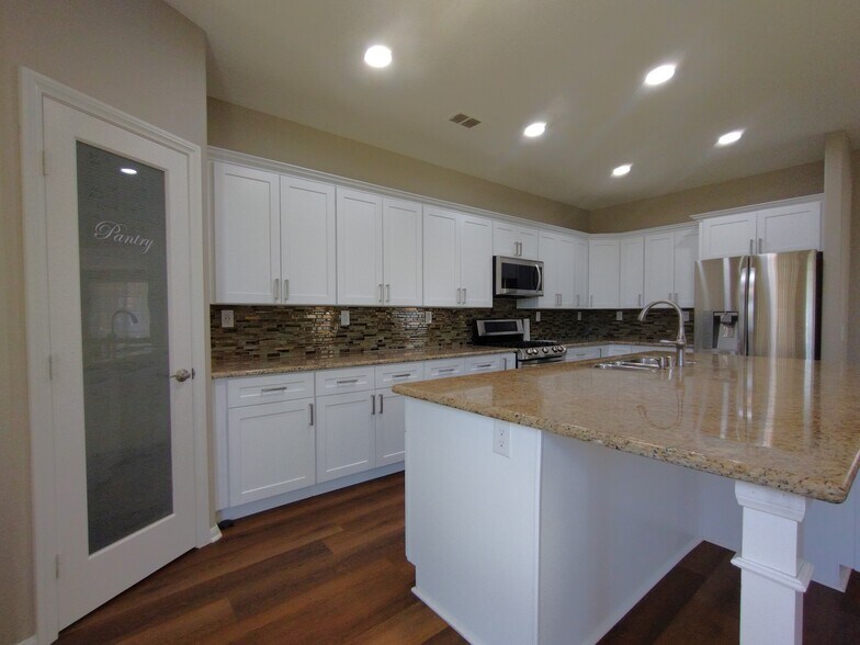 Stainless-steel appliances - 311 Bogie St
