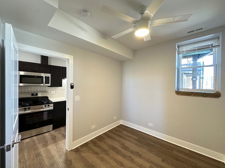 Building Photo - 3358 W Montrose Ave