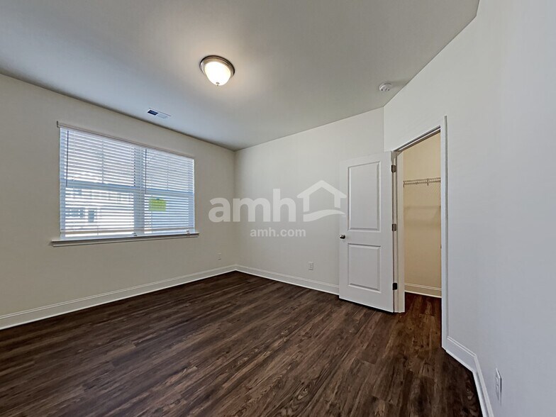 Building Photo - 5250 Valley Dr