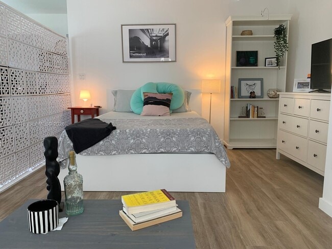 Building Photo - 1100 SW 126th Pl