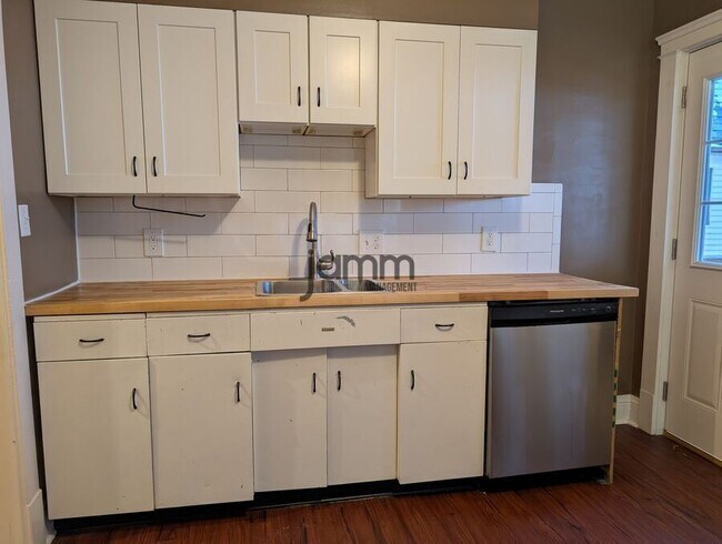 Building Photo - 1560 Coutant Ave