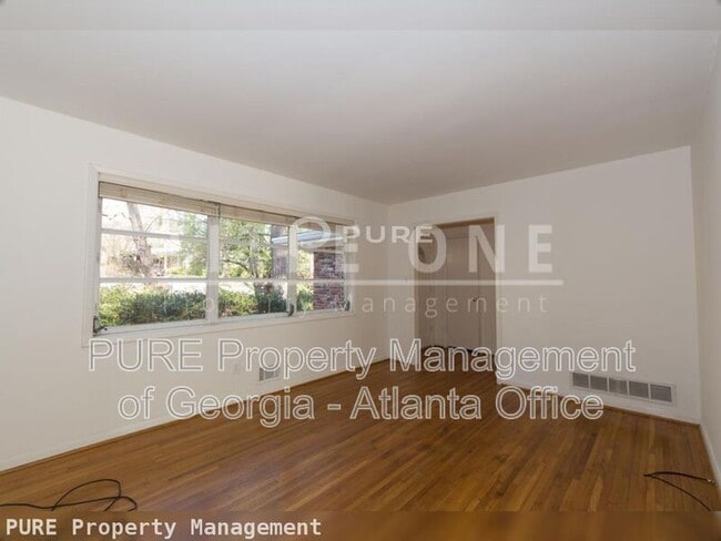 Building Photo - 2435 Woodacres Rd NE