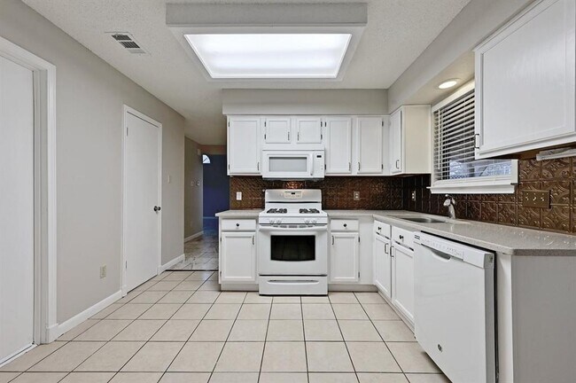Building Photo - 4601 Manzanillo Dr