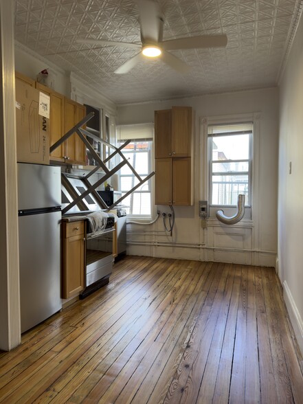 Building Photo - 354 7th St
