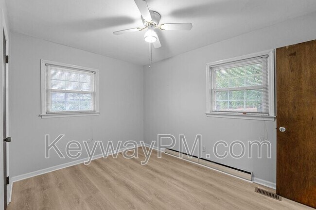 Building Photo - 161 Hickory Dr S Cir