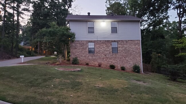 Building Photo - 1 Pine Way Ct