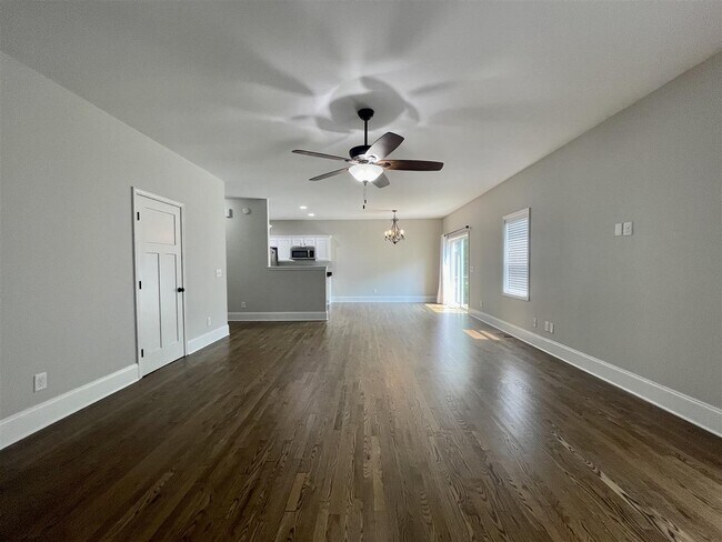 Building Photo - 80 Lake View Dr E