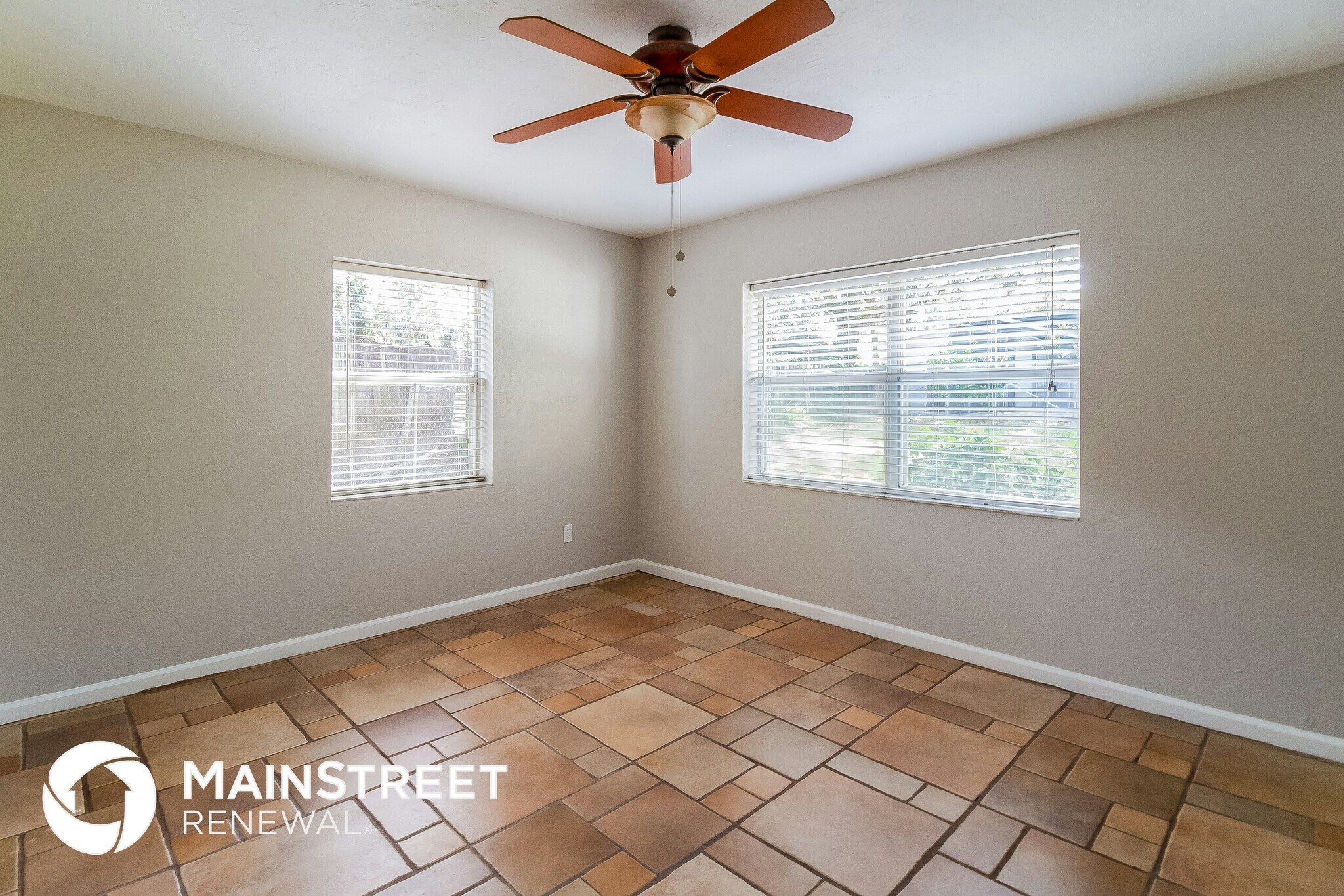 Building Photo - 1197 W Lakeview Cir