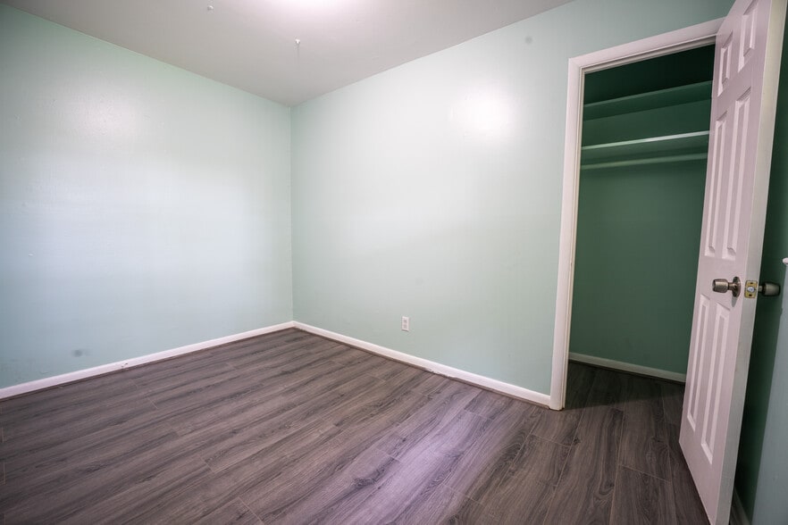 Building Photo - 5703 Kennedy St