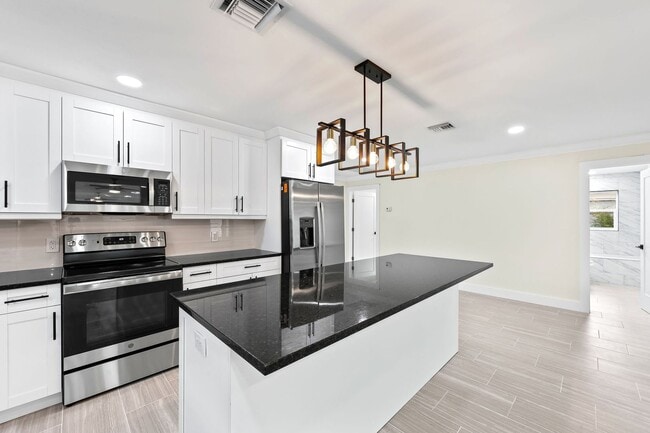 Building Photo - Naples Park - 3 Bedroom, 2 Bathroom - Annual Rental