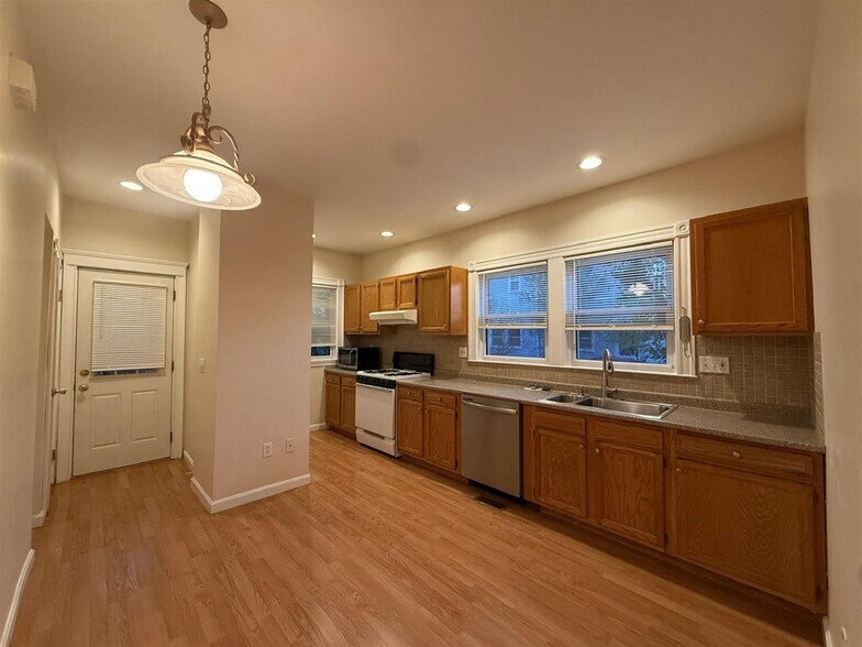 Building Photo - 110 W Quincy St