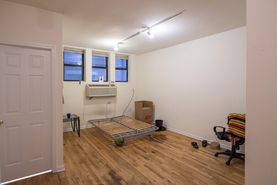 Building Photo - 922 W Dakin St
