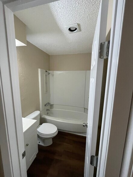 Building Photo - 400 Algerita Dr