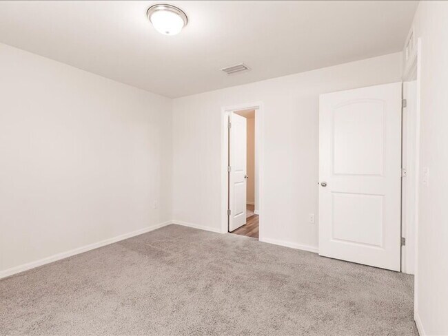 Building Photo - Your Season to Settle In – 3BR/2BA Duplex ...