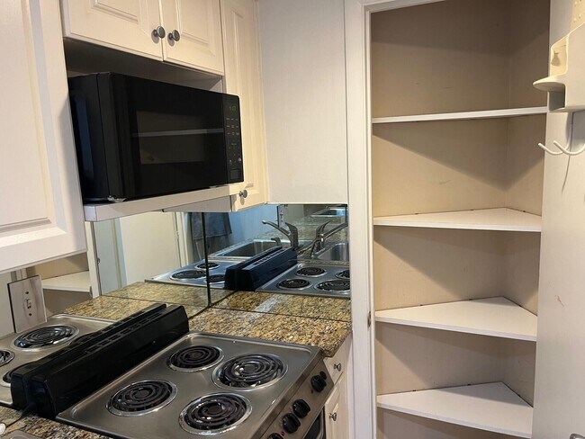 Building Photo - 2600 N Flagler Dr