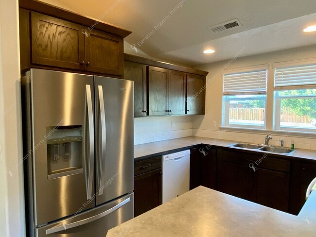 Building Photo - Central Oregon Living: Bright Home with Fi...