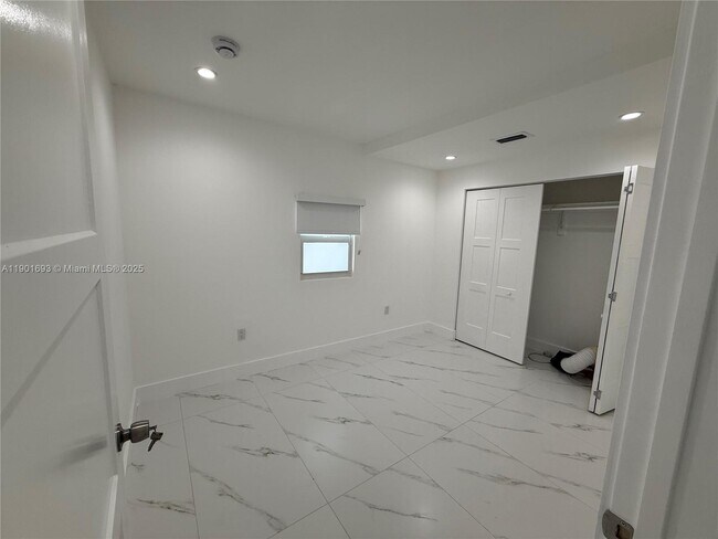 Building Photo - 2313 SW 60th Ct