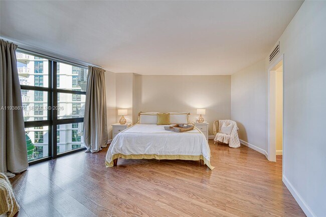 Building Photo - 1111 Crandon Blvd