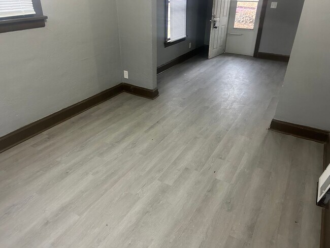 Building Photo - 2 Bedroom House