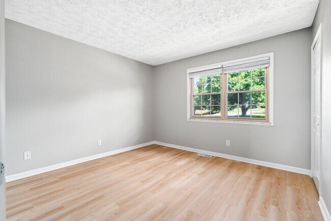 Building Photo - 3500 Warwick Dr