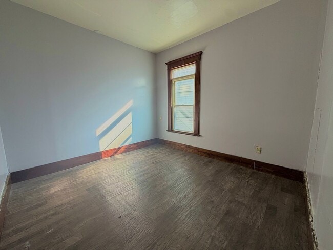 Building Photo - 1123 W Belden Ave