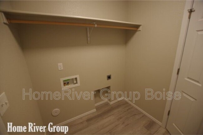 Building Photo - 1449 W Crooked River Dr