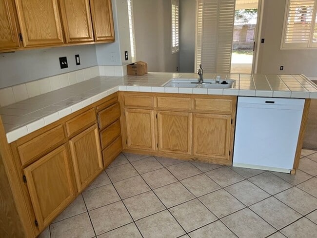 Building Photo - Desirable 3 bedroom 2 bath Home in Roseville
