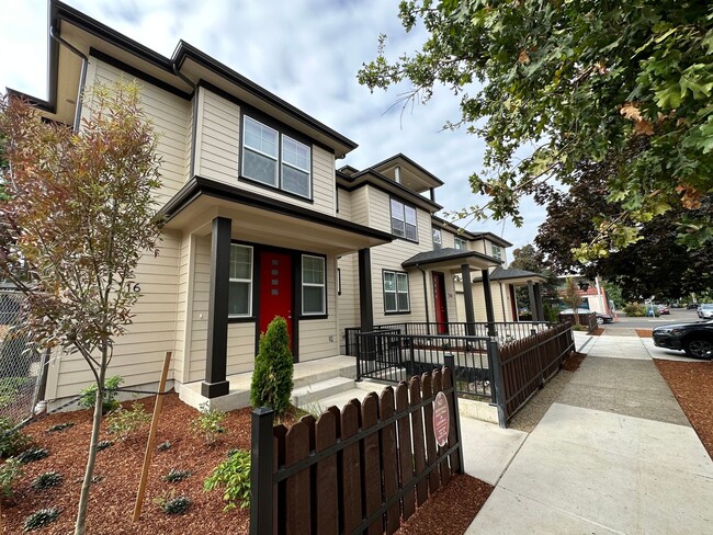 Building Photo - New 5 Bedroom / 5.5 Bath Townhome w/ A/C i...