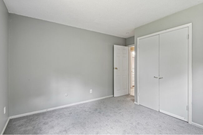 Building Photo - 968 Gershwin Ave N