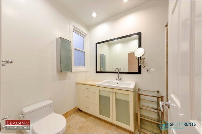 Building Photo - Marina: Immaculate Flat w/ 2 Bedrooms + Su...