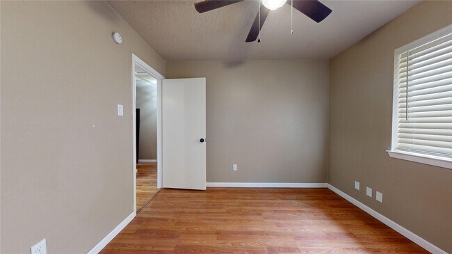 Building Photo - 1022 Manorglen Dr