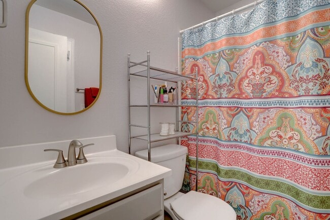 Building Photo - Wonderful 2 bed 2 bath Townhouse with Fire...