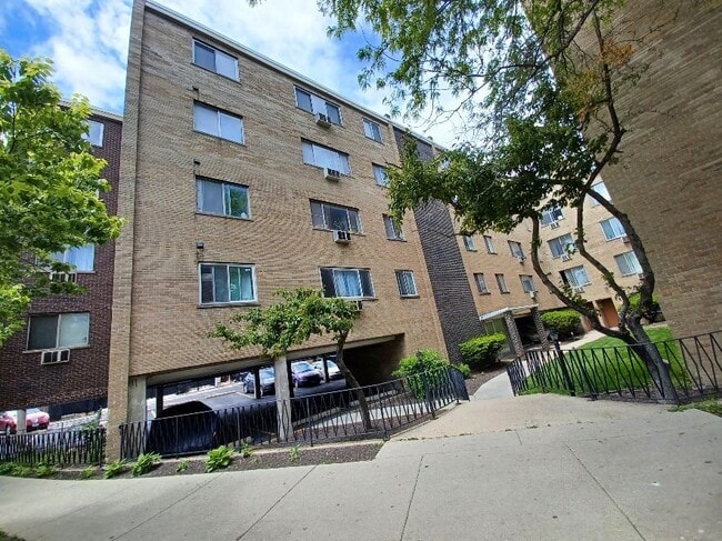Building Photo - 7320 N Rogers Ave