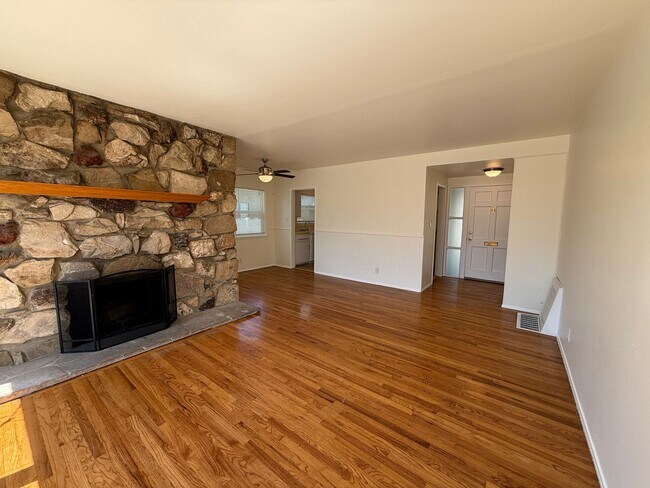 Building Photo - Now Leasing a 2-Bedroom Home in a Prime East Long Beach Location!