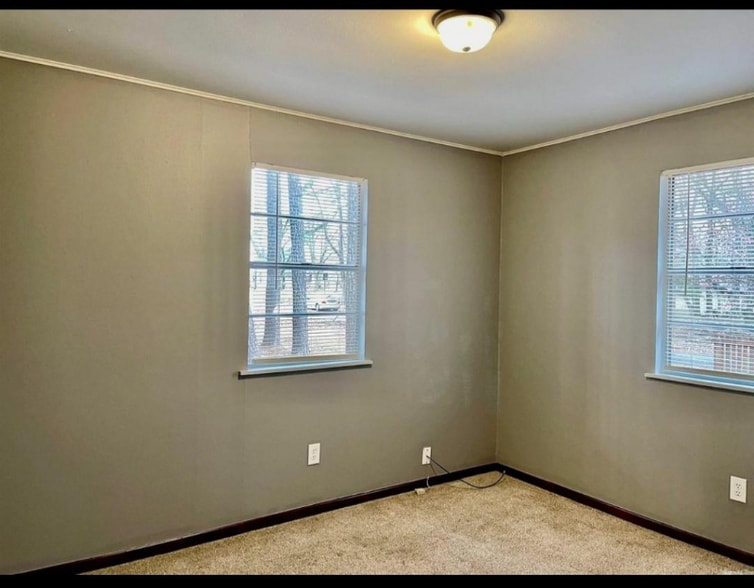 Building Photo - 309 E 12th St