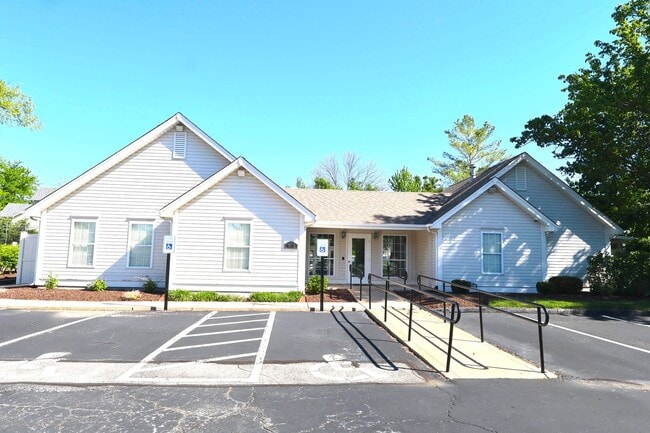 Building Photo - 5 Bed 3.5 Bath Chesterfield Charmer