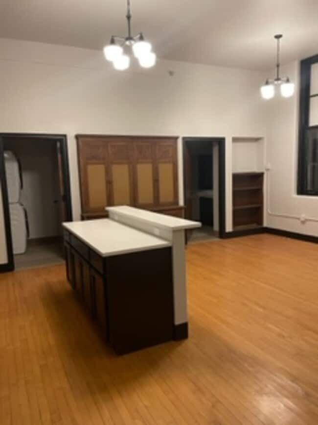 Building Photo - Central Square