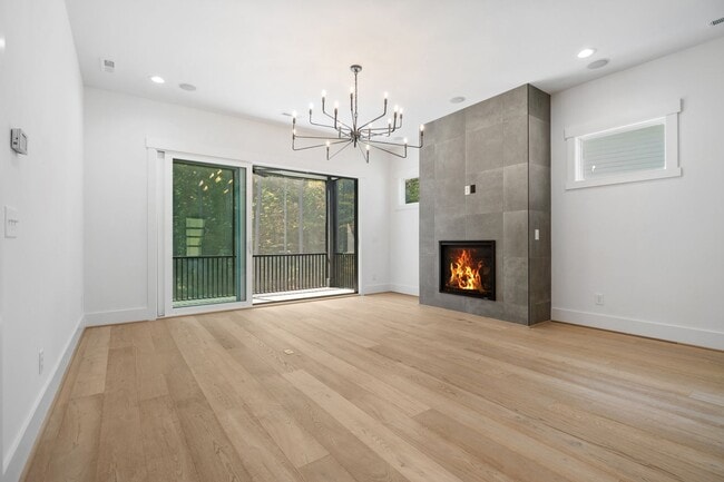 Building Photo - Custom 5 bedroom, 5 bathroom home with Woo...