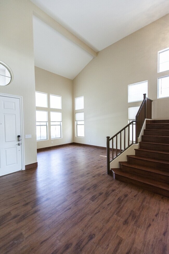 Building Photo - Rhodes Ranch Golf Course View