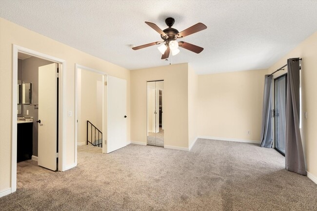 Building Photo - 2 bedroom 3 bath Updated townhome in Lakewood!