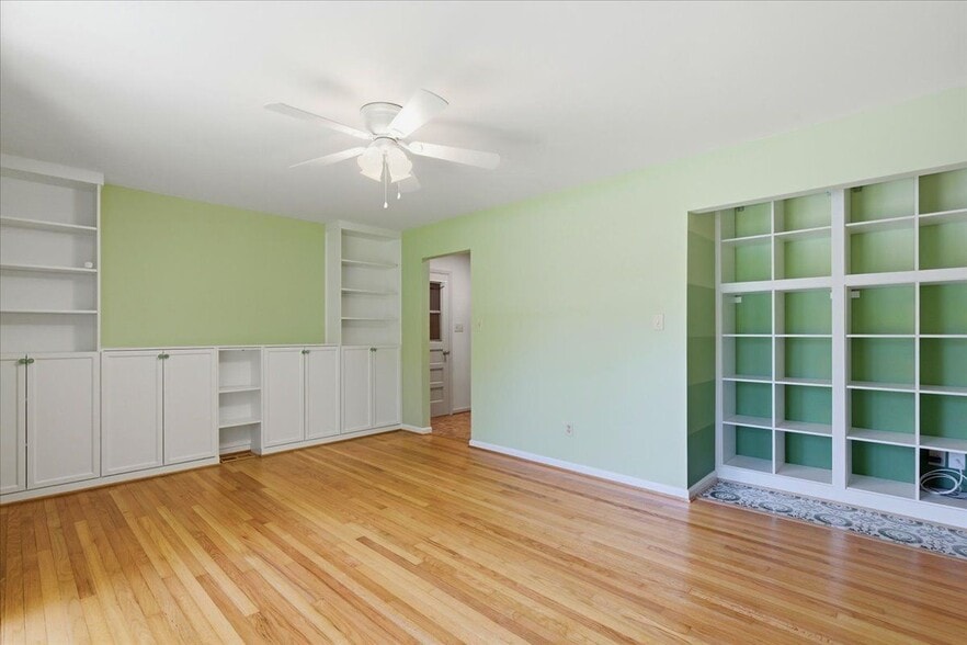 Building Photo - 45320 Barefoot Dr