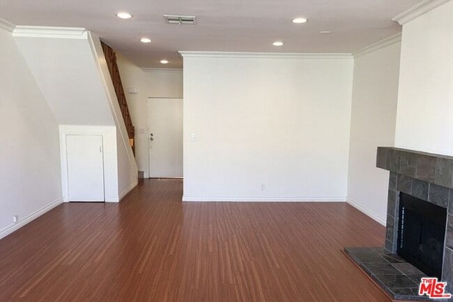 Building Photo - 828 N Hudson Ave