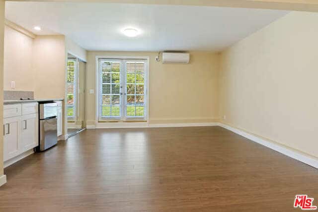 Building Photo - 1152 S Point View St