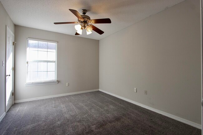 Building Photo - 205 Tiffot Ct