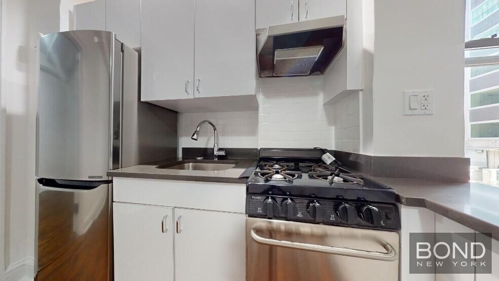 Building Photo - 140 E 46th St
